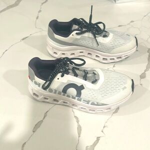 On Cloud Sneakers women’s US 7